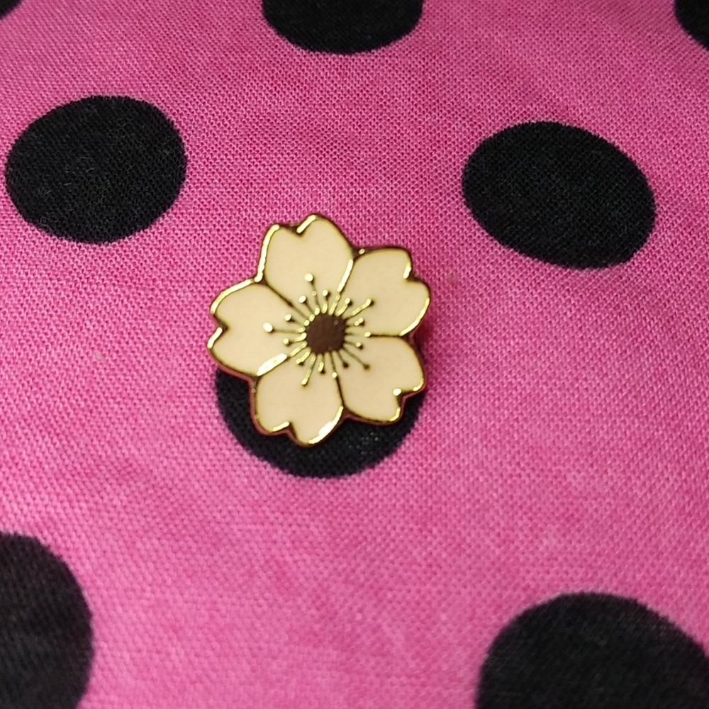 🌸Flower Pin🌸 - Picture 2 of 6